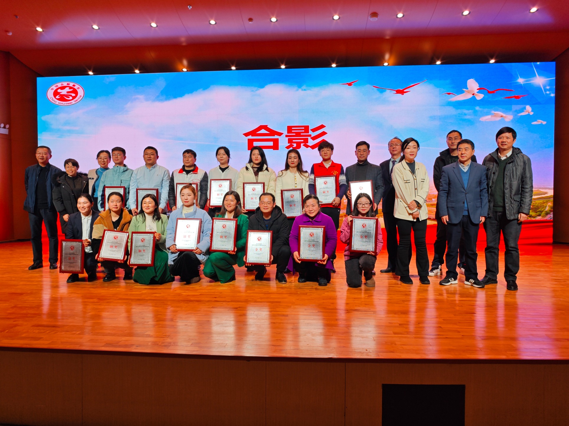 热烈欢迎中英人寿蔡总、党支部书记王铭莅临安徽德远助残就业服务中心参观交流