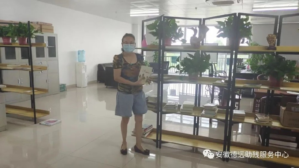 建行退休干部为中心送来了精神食粮