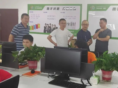 企业领导参观考察德远助残就业服务中心